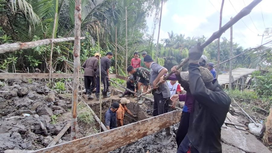 Babinsa Koramil 02/TM Turun Langsung Bantu Pembangunan Jalan Lintas Enok