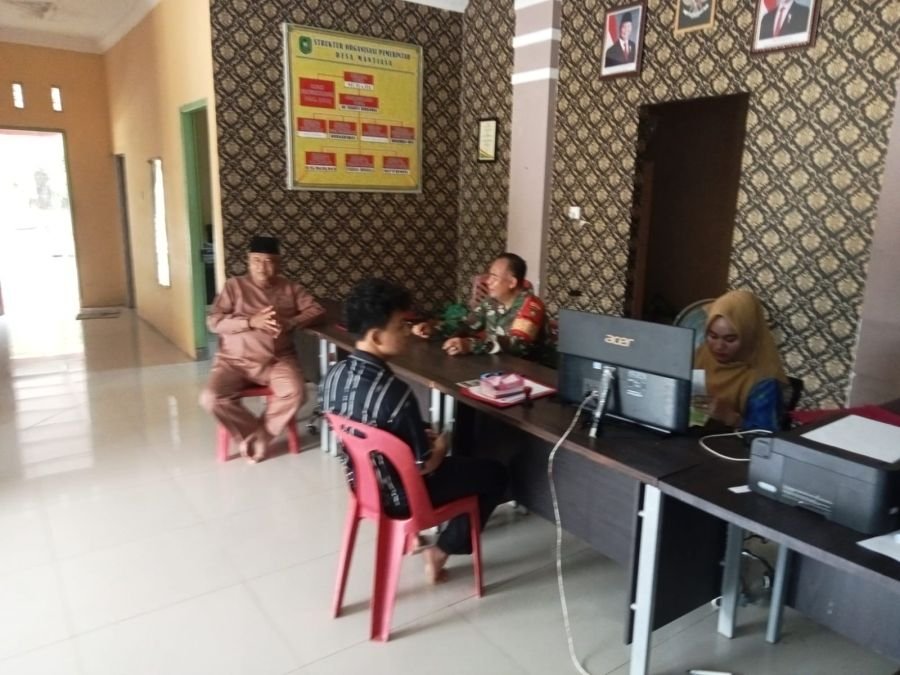 Babinsa Koramil 02/TT Pererat Sinergi dengan Perangkat Desa Insit Lewat Komsos