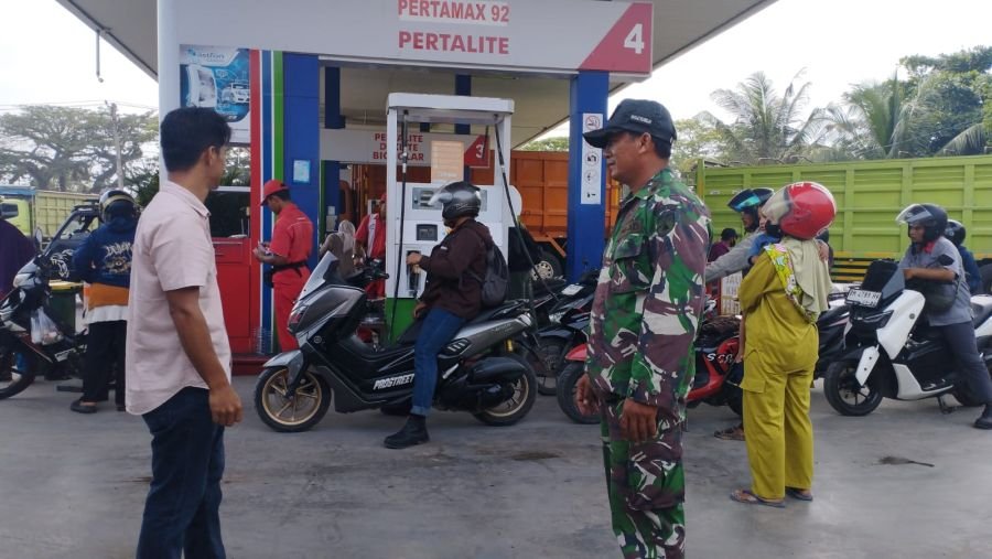 Babinsa koramil 03 kodim 0320/Dumai Pantau SPBU di wilayah Binaanya