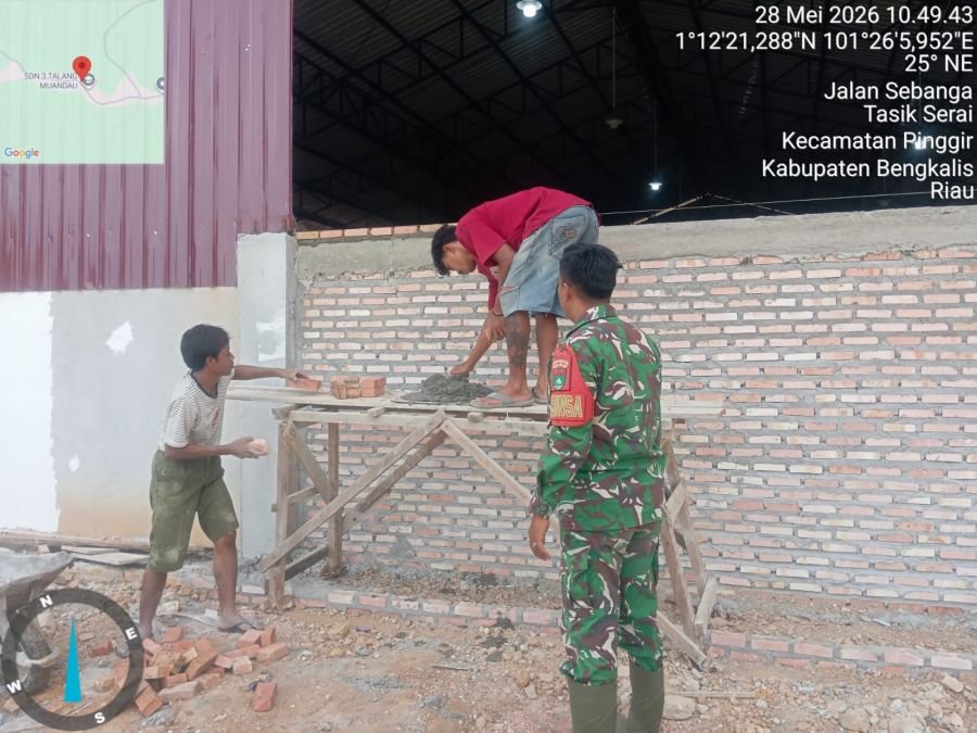 Babinsa Koramil 03 Mandau Awasi Ketat Pembangunan KDKMP di Desa Tasik Serai