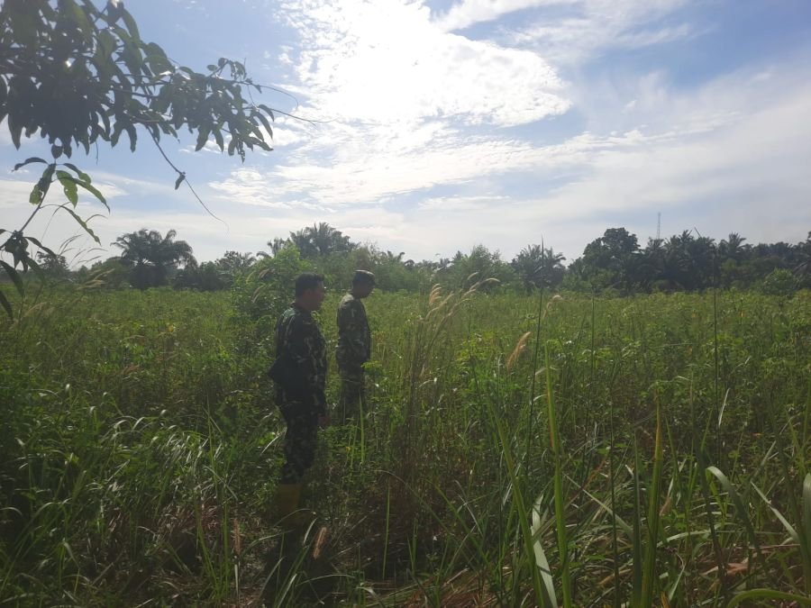 Babinsa Koramil 03 Mandau Rutin Patroli Karhutla di Jalur Rangau–Duri, Himbau Warga Hindari Membakar