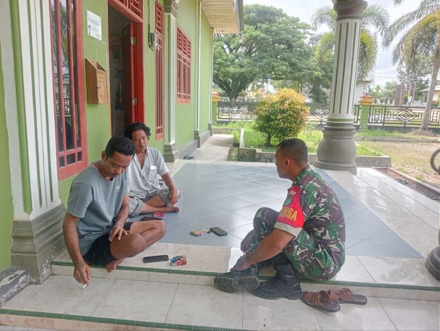 Babinsa Koramil 03 Seberida Aktif Rangkul Warga, Pantau Situasi Wilayah Binaan