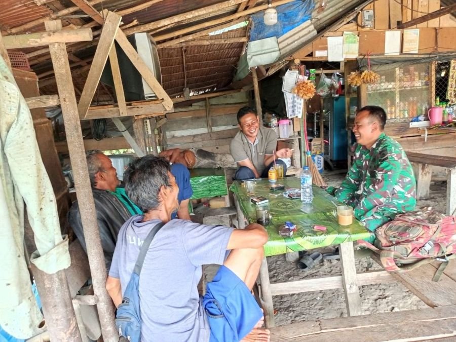 Babinsa Koramil 03 Seberida Serap Aspirasi Warga Batang Gansal Lewat Komsos Warung Kopi