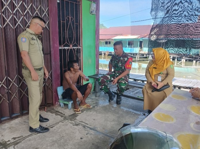 Babinsa Koramil 03 sedanau sertu Jimson Pangaribuan mendampingi pegawai puskesmas suntik ODGJ