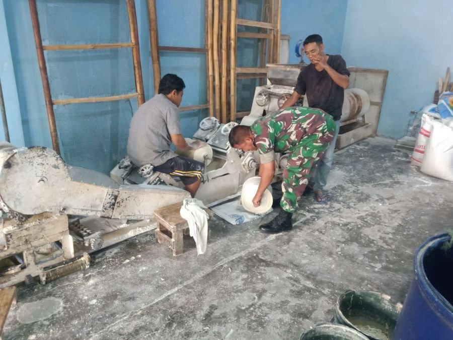 Babinsa Koramil 0321-01/Bangko Cek Usaha Pembuatan Mie Milik Warga di Kelurahan Bagan Kota