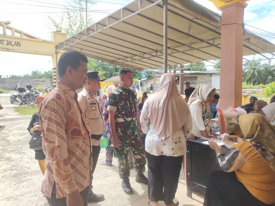 Babinsa Koramil 0321-01/Bangko Dampingi Penyaluran Bantuan Pangan Pusat di Labuhan Tangga Kecil