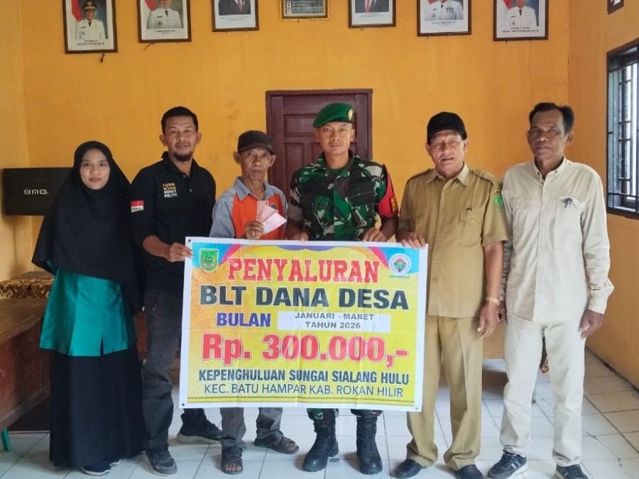 Babinsa Koramil 0321-01/Bangko Dampingi Penyaluran BLT-DD di Sungai Sialang Hulu, Pastikan Tepat Sas