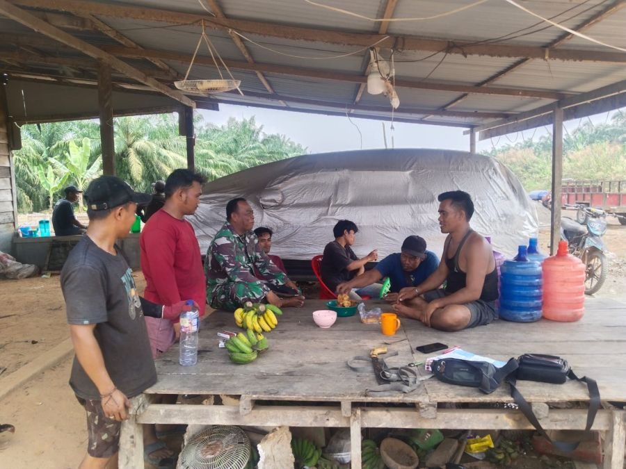 Babinsa Koramil 0321-01/Bangko Gelar Komsos Lingkungan Sehat di Suak Air Hitam