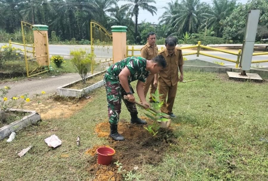 Babinsa  Koramil 0321-03/Bgs Rohil Bersama Warga Kembali Tanam Pohon 