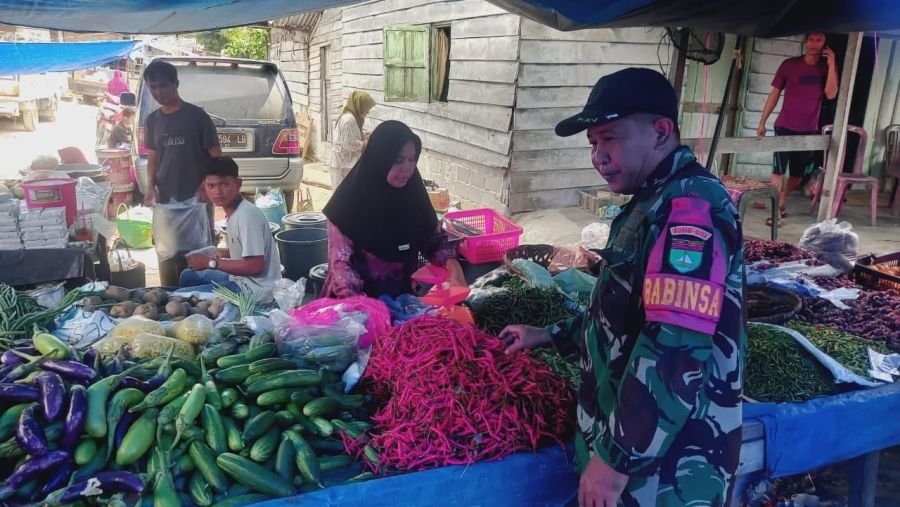 Babinsa Koramil 03/Bunut Cek Harga Cabai Merah di Pasar Tradisional Desa Telayap