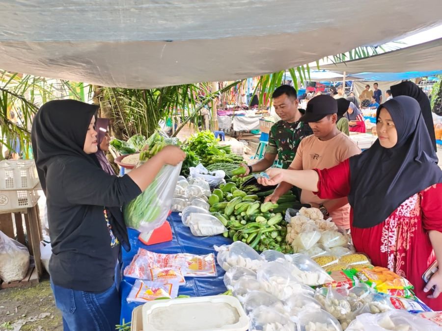 Babinsa Koramil 03/Bunut Cek Harga Sembako di Pasar Bunut, Stok Dipastikan Aman