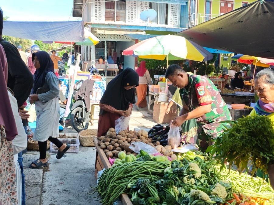 Babinsa Koramil 03/Bunut Cek Harga Sembako, Pastikan Pasar Pangkalan Bunut Tetap Stabil