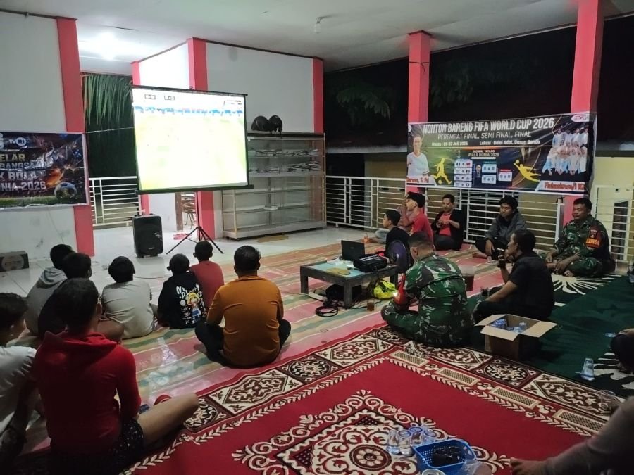 Babinsa Koramil 03/Bunut dan Warga Bagan Laguh Meriahkan Nobar Piala Dunia 2026