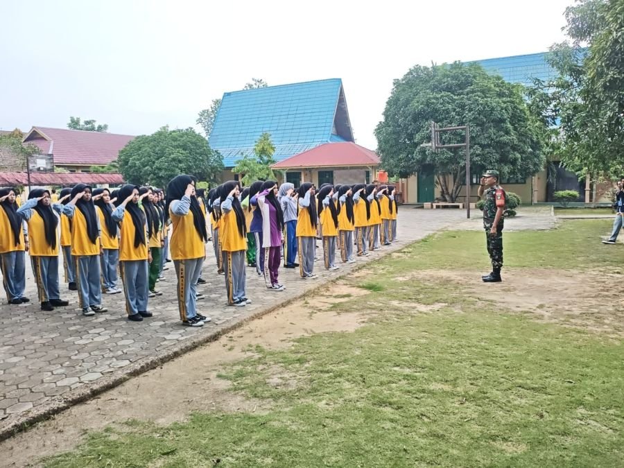 Babinsa Koramil 03/Bunut Gembleng Disiplin Pelajar Lewat Latihan PBB