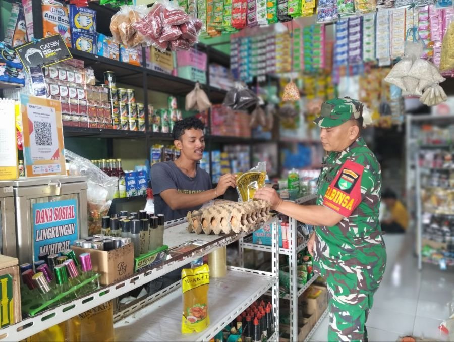 Babinsa Koramil 03/Bunut Jalin Kedekatan dengan Warga Melalui Komsos di Kedai Harian