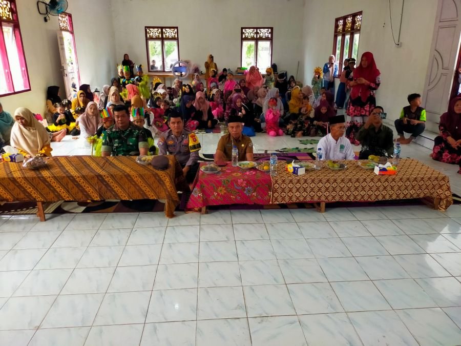 Babinsa Koramil 03/Bunut Kodim 0313/Kpr Apresiasi Pelepasan Anak Didik TK Pembina Bunut