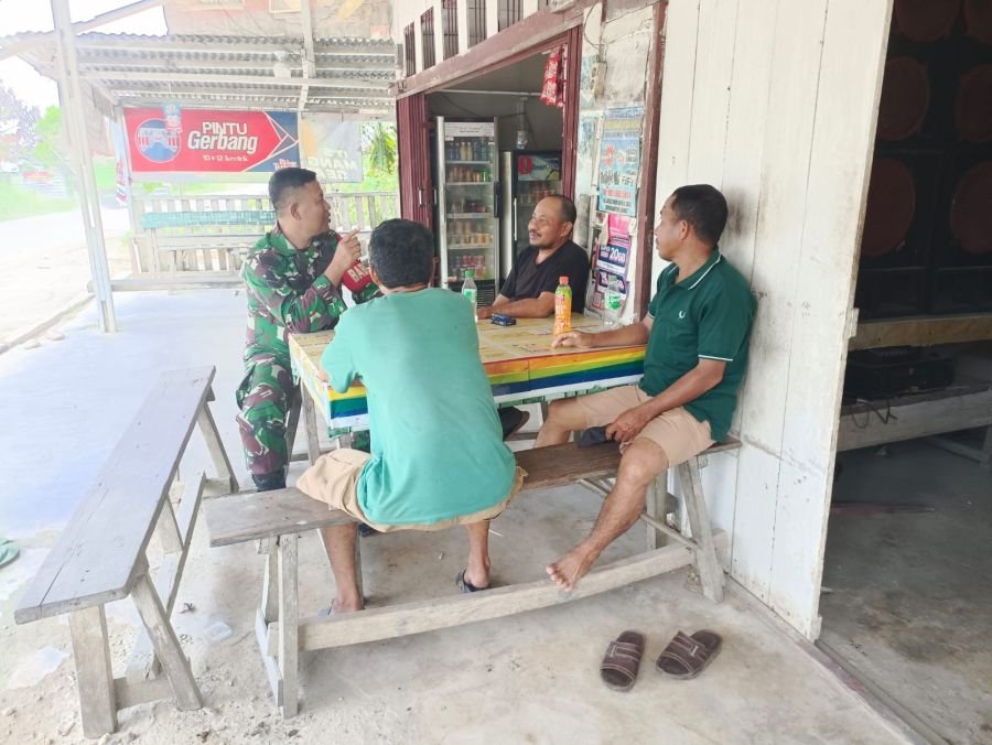 Babinsa Koramil 03/Bunut Pererat Silaturahmi dengan Warga Lewat Komsos di Warung Kopi