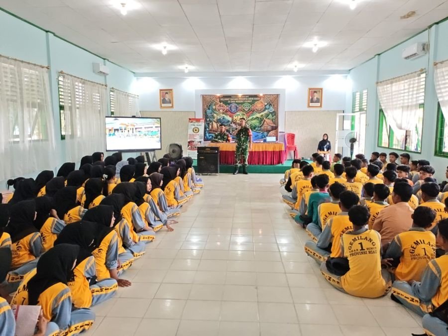 Babinsa Koramil 03/Bunut Perkuat Wawasan Kebangsaan Siswa SMAN 1 Bunut