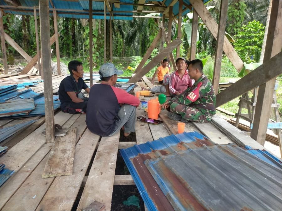 Babinsa Koramil 03/Bunut Sambangi Lokasi Kerja, Perkuat Kedekatan dengan Warga Bagan Laguh