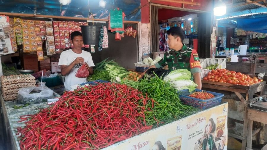 Babinsa Koramil 03/Bunut Sidak Pasar, Harga Cabai Jadi Sorotan