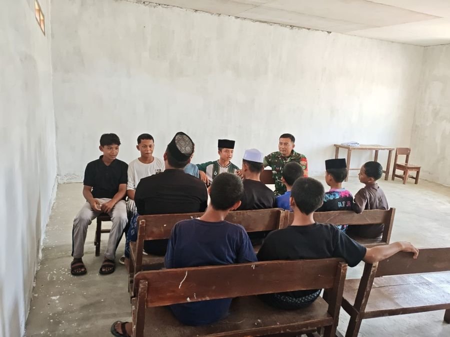Babinsa Koramil 03/Bunut Tanamkan Karakter dan Semangat Belajar Santri Lewat Komsos