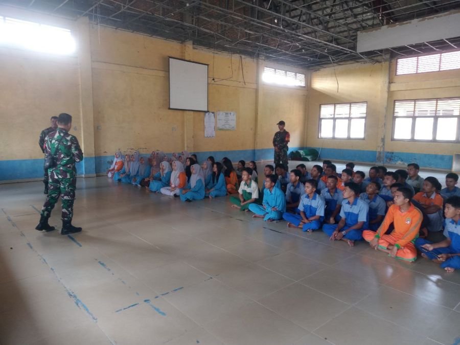 Babinsa Koramil 03/Bunut Tanamkan Wawasan Kebangsaan kepada Siswa SMAN 2 Bunut