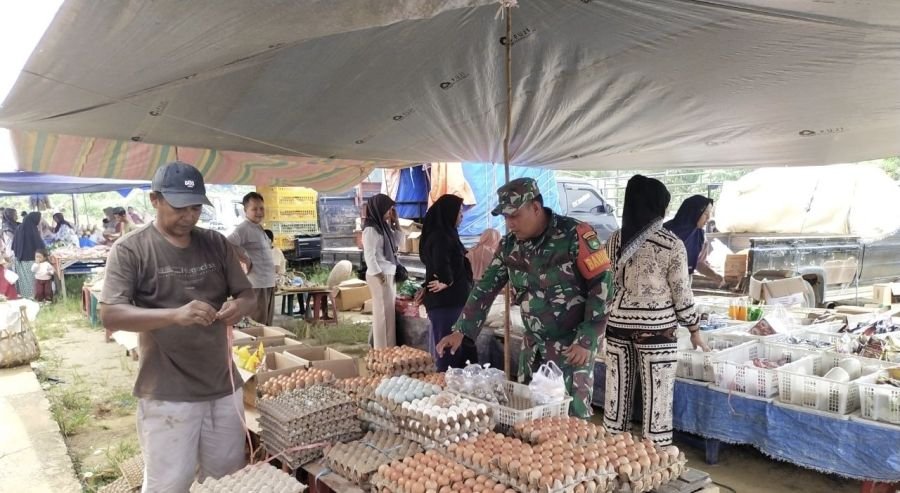 Babinsa Koramil 03/Bunut Turun ke Pasar, Awasi Harga Kebutuhan Pokok Warga