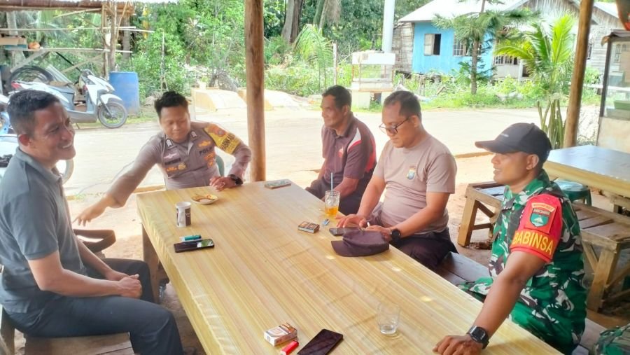 Babinsa Koramil 03/Kundur Bersama Bhabinkamtibmas dan Staf Desa Perkuat Sinergi Kamtibmas di Desa Se