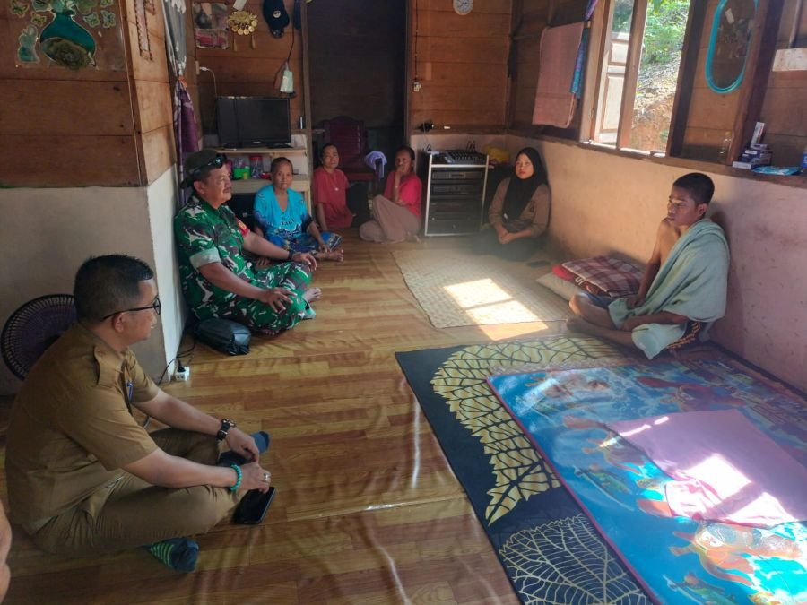 Babinsa Koramil 03/Kundur Bersama Kades Penarah Respon Cepat Warga Sakit dan Butuh Penanganan Medis