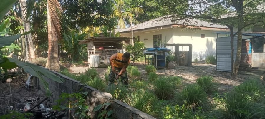 Babinsa Koramil 03/Kundur Bersihkan Rumah Dinas, Perkuat Budaya Peduli Lingkungan