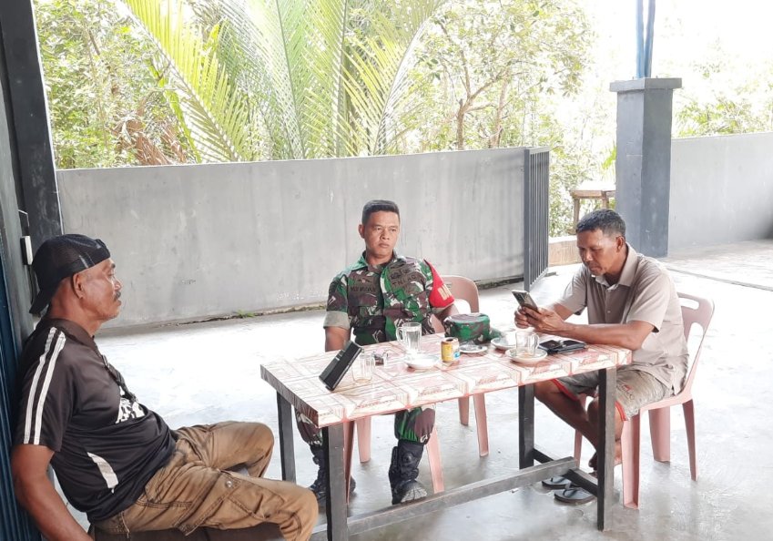 Babinsa Koramil 03/Kundur Gelar Komsos Bahas Antisipasi Banjir Akibat Cuaca Tak Menentu