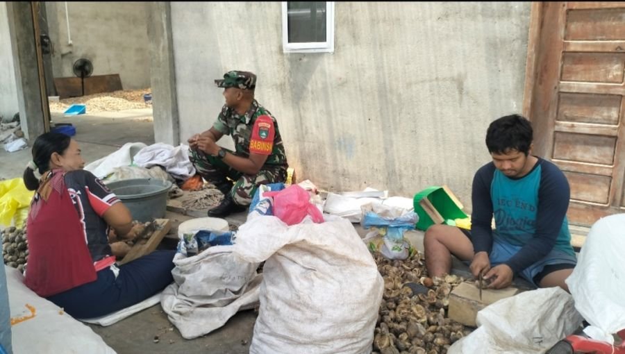 Babinsa Koramil 03/Kundur Komsos Bersama Buruh Harian Pembelah Pinang di Desa Sungai Asam