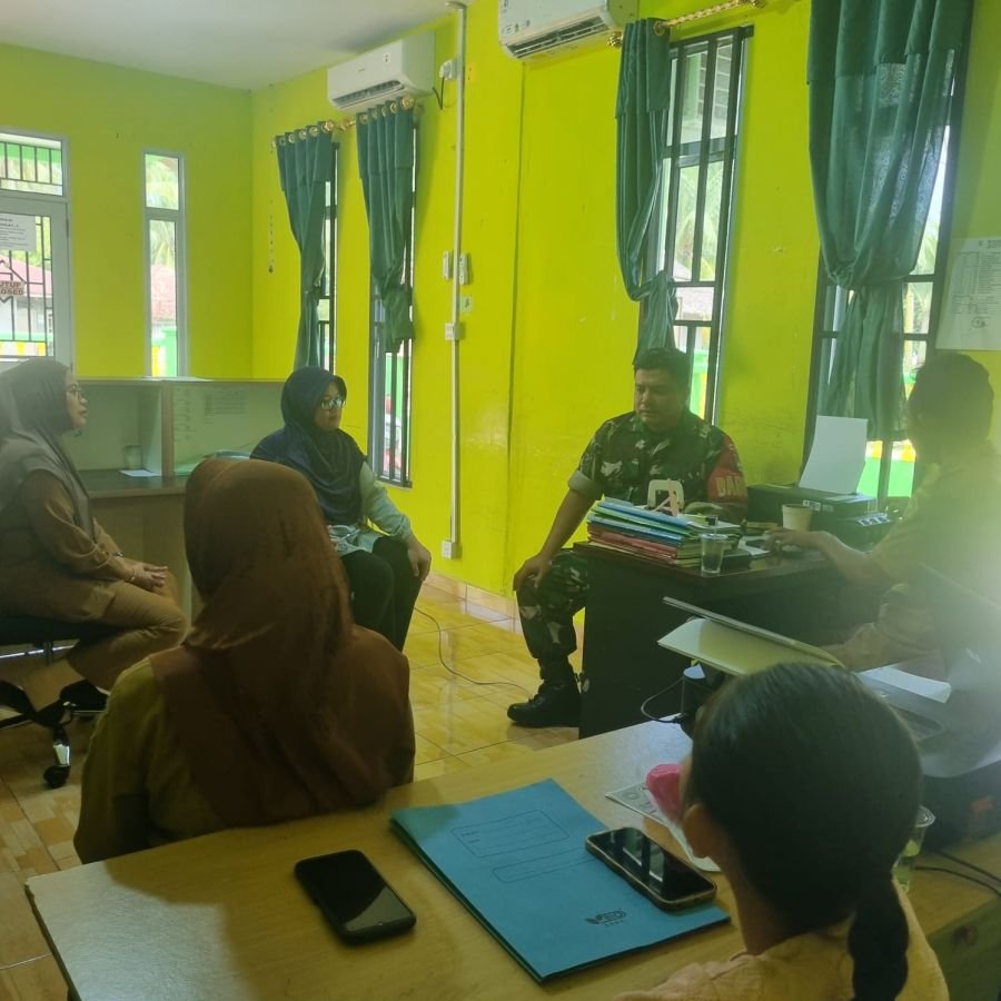 Babinsa Koramil 03/Kundur Laksanakan Komsos Bersama Lurah dan Masyarakat di Kelurahan Alai