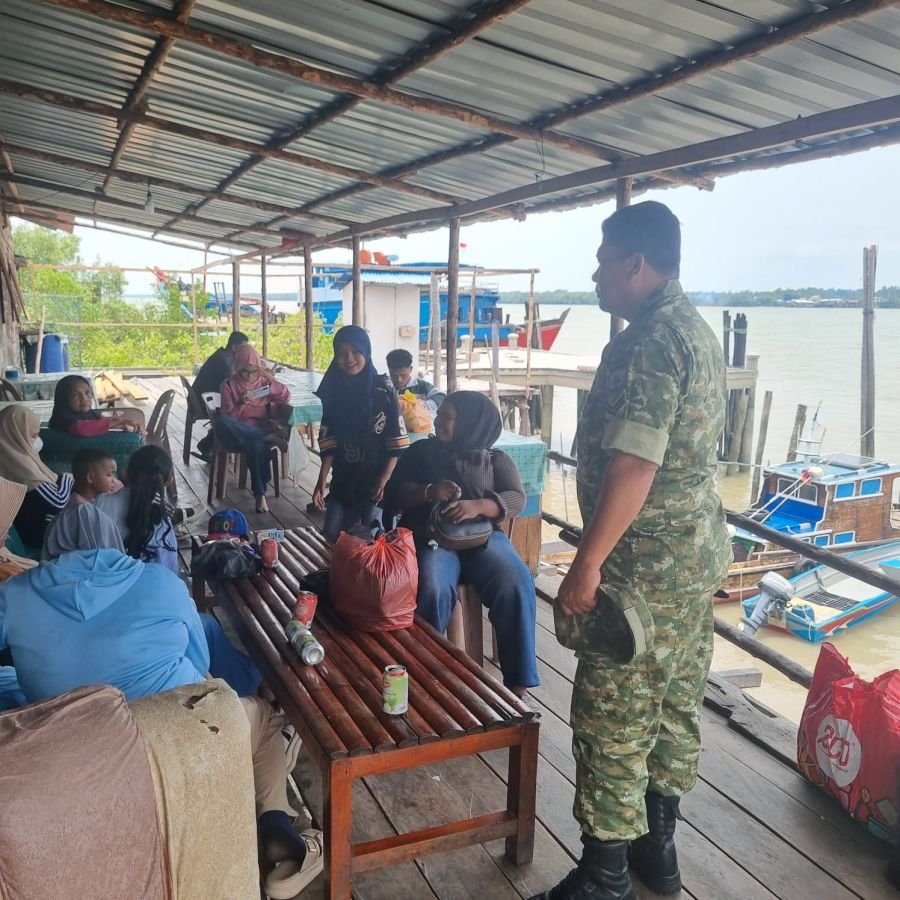 Babinsa Koramil 03/Kundur Laksanakan Komsos dan Imbau Keselamatan di Pelabuhan Tuamak