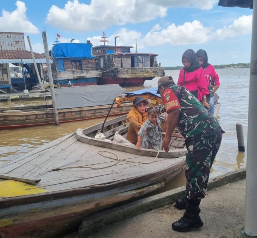 Babinsa Koramil 03/Kundur Laksanakan Monitoring Keselamatan Penumpang di Pelabuhan Alai