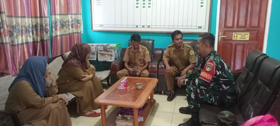 Babinsa Koramil 03/Kundur Sosialisasikan Pembuatan Akta Kelahiran di Desa Penarah