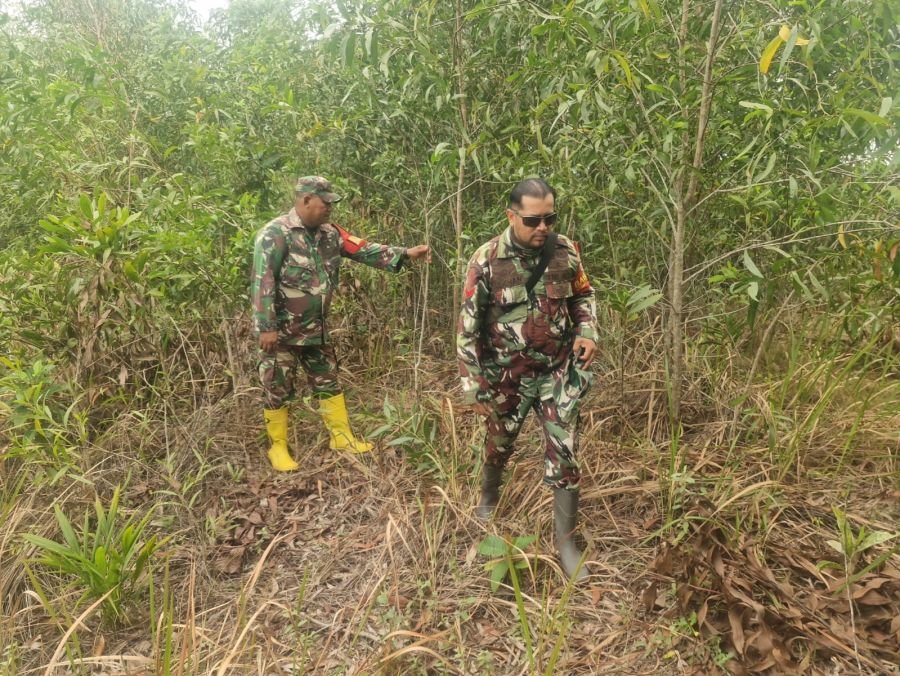 Babinsa Mandau Sisir Jalan Rangau–Duri, Tak Temukan Titik Api