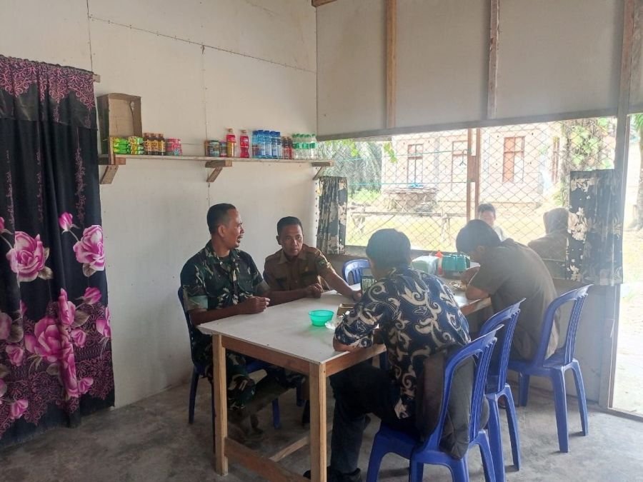 Babinsa Koramil 03/Seberida, Komsos Sembari Makan Siang Bersama Warga Binaan