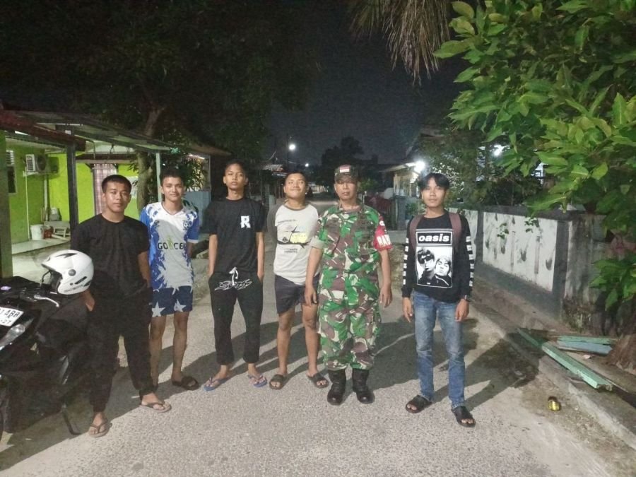 Babinsa Koramil 03/Senapelan Ajak Pemuda Aktif Jaga Kamtibmas Melalui Ronda Malam