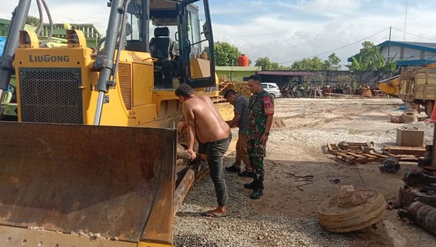 Babinsa Koramil 03/Senapelan Aktif Jalin Kedekatan dengan Pekerja Bengkel