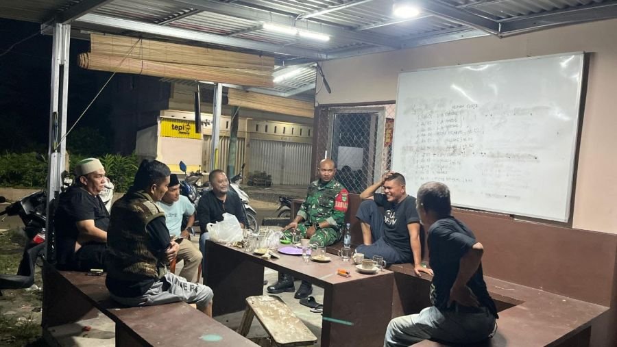 Babinsa Koramil 03/Senapelan Aktifkan Poskamling Demi Keamanan Wilayah