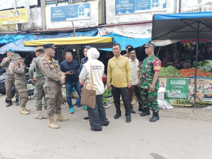 Babinsa Koramil 03/Senapelan Awasi Sosialisasi Relokasi Sementara Pedagang Pasar Kodim