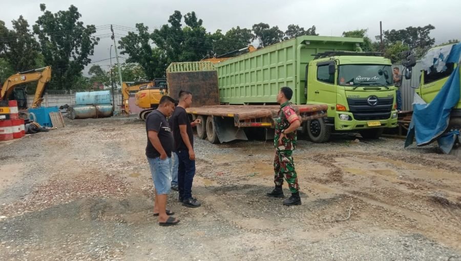 Babinsa Koramil 03/Senapelan Bangun Kedekatan dengan Pelaku Usaha melalui Komsos