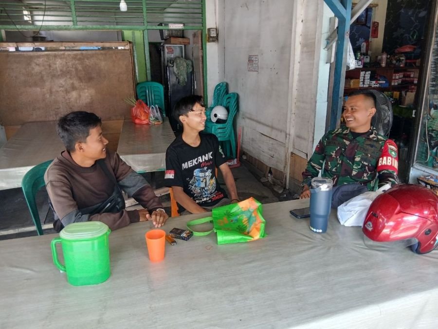Babinsa Koramil 03/Senapelan Bangun Sinergi dengan Pemuda untuk Ciptakan Lingkungan Kondusif