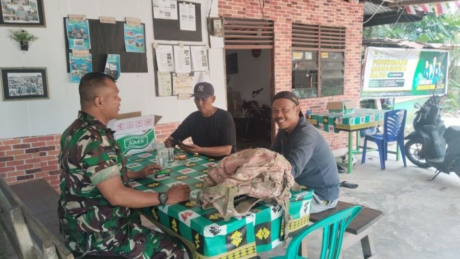 Babinsa Koramil 03/Senapelan Bangun Kedekatan dengan Warga melalui Komsos