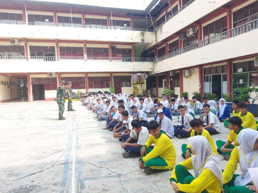 Babinsa Koramil 03/Senapelan Bekali Siswa Baru Wasbang dan PBB, Bentuk Generasi Disiplin