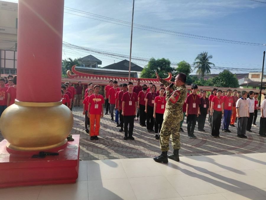 Babinsa Koramil 03/Senapelan Bekali Peserta MPLS dengan Pelatihan PBB
