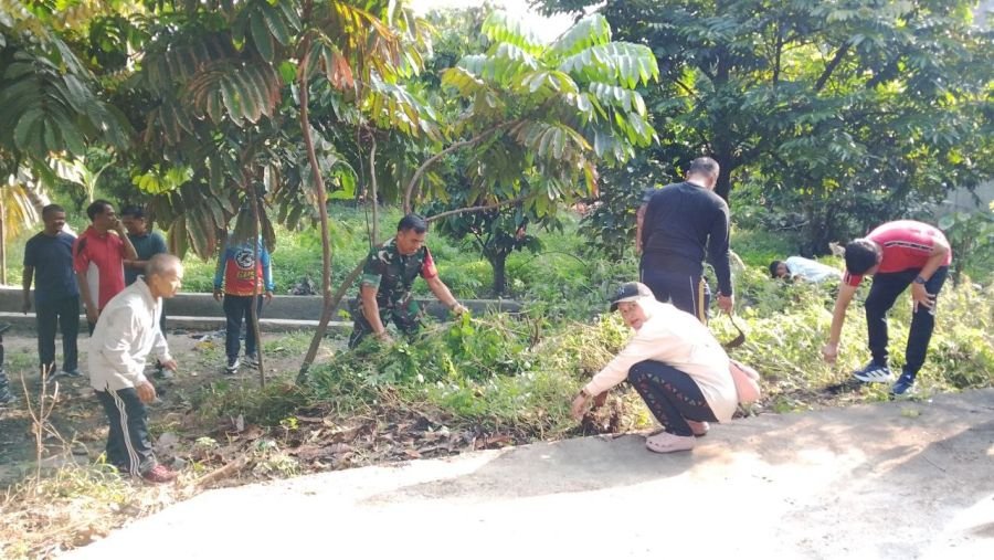 Babinsa Koramil 03/Senapelan Bersama Warga Bersihkan Lingkungan Sambut Hari Jadi Pekanbaru
