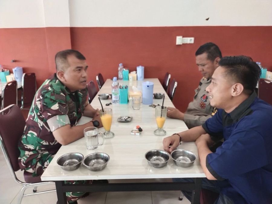Babinsa Koramil 03/Senapelan Bersama Bhabinkamtibmas Pererat Silaturahmi dengan Warga