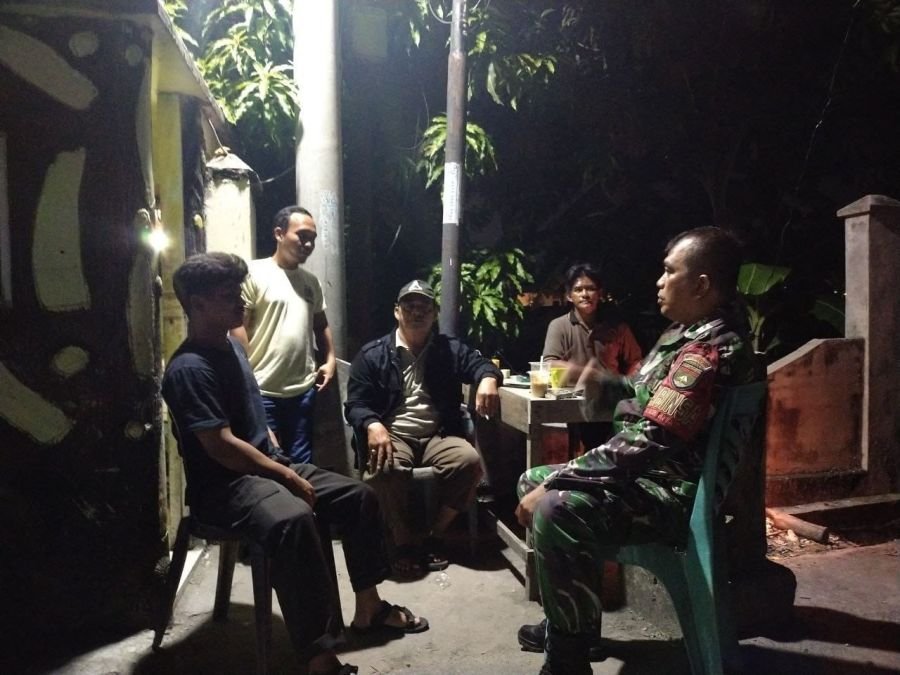 Babinsa Koramil 03/Senapelan Dampingi Ronda Malam, Wujudkan Lingkungan Aman dan Kondusif